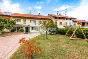 CHIVASSO CASA RISTRUTTURATA CON GIARDINO E TRAVATA
