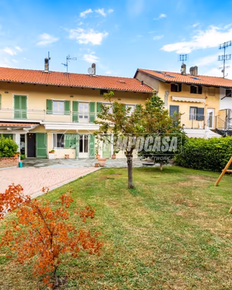 CHIVASSO CASA RISTRUTTURATA CON GIARDINO E TRAVATA