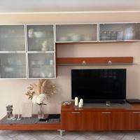 Soggiorno in ciliegio con vetrinette