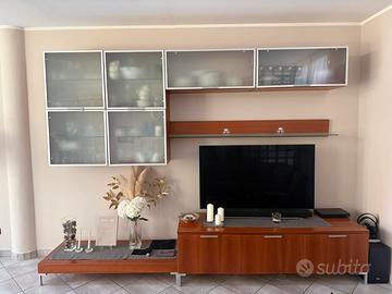 Soggiorno in ciliegio con vetrinette