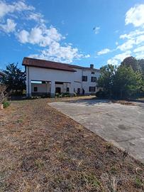 Rustico / Casale di 200 m² con 5 locali e box auto