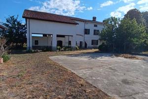 Rustico / Casale di 200 m² con 5 locali e box auto