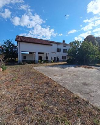 Rustico / Casale di 200 m² con 5 locali e box auto