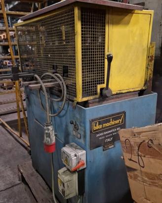 Macchina per spacco forcellini Bike Machinery