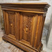 Armadio antico in massello restaurato