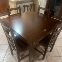 Tavolo di legno allungabile e sedie