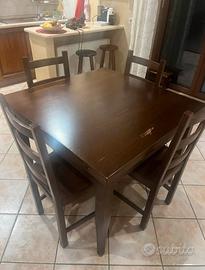 Tavolo di legno allungabile e sedie