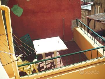 Casa terra cielo su tre livelli nel borgo antico