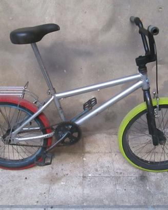 bicicletta tipo BMX