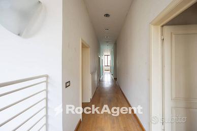 Palazzo / Stabile di 716 m² con più di 5 locali a 