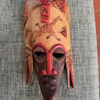 Maschera africana artigianale in legno