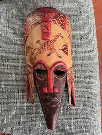 Maschera africana artigianale in legno
