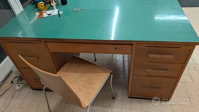 Scrivania anni 50- 60 con piano in formica verde 