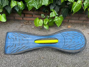 Skate waveboard due ruote blu simulazione del surf