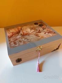 scatola in legno shabby con magnolia
