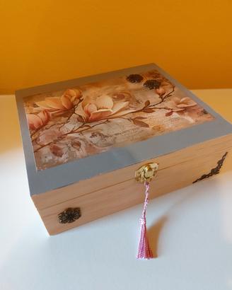scatola in legno shabby con magnolia