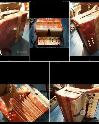 vecchi giocattoli fisarmoniche e piano