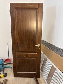 Porta battente con telaio