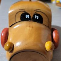 Salvadanaio in legno a forma di automobile