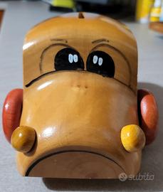 Salvadanaio in legno a forma di automobile