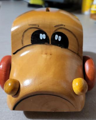 Salvadanaio in legno a forma di automobile