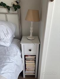 Coppia comodini stretti bianchi con cassetto