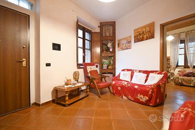 Indipendente con cortile e terrazza sovrastante