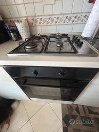 cucina con elettrodomestici
