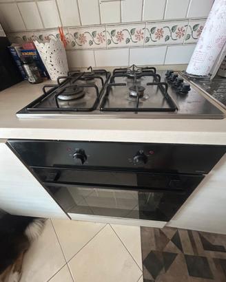cucina con elettrodomestici