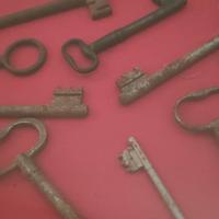 quadro con chiavi antiche 