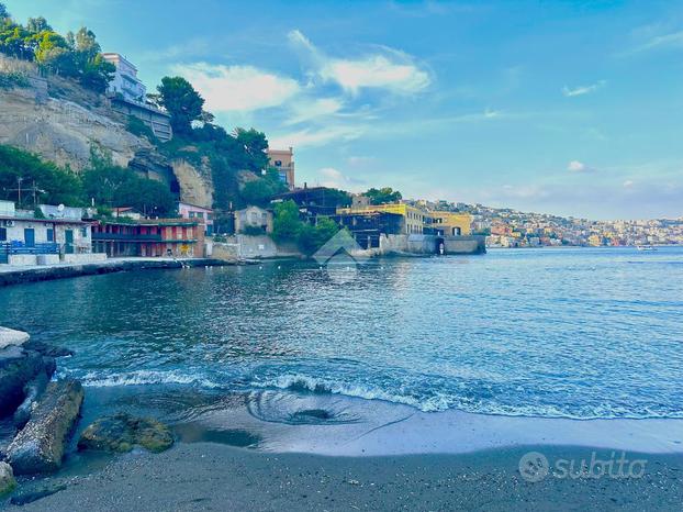 4 LOCALI A NAPOLI