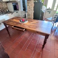 Tavolo in legno massello con gambe tornite