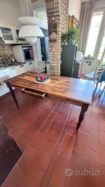 Tavolo in legno massello con gambe tornite