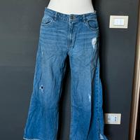 Jeans flare blu con strappi e fondo sfrangiato