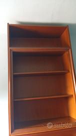 libreria con quattro scaffali