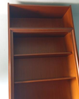 libreria con quattro scaffali