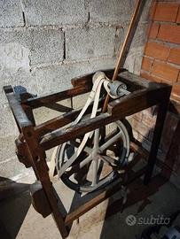 antico banco da arrotino a pedali d'epoca 