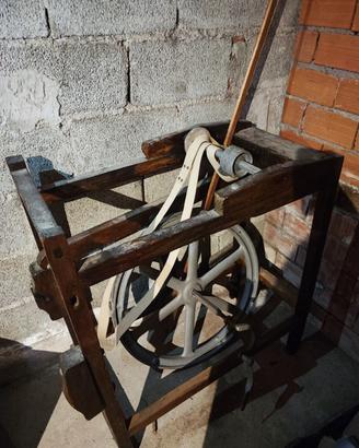 antico banco da arrotino a pedali d'epoca 