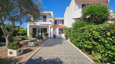 VILLA A SCHIERA A LATINA