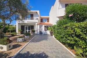VILLA A SCHIERA A LATINA