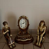Statue egizie e orologio