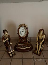 Statue egizie e orologio