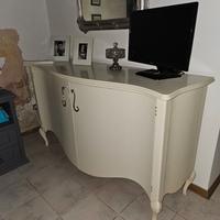 Credenza bassa a 2 ante con sagomatura ondulata