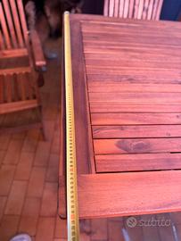 Tavolo con sedie in legno per giardino
