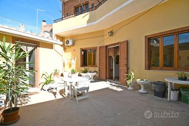 Indipendente bi-livelli con cortitle e terrazza