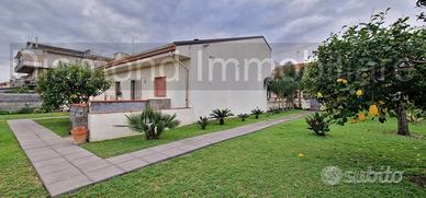 Villa singola con terreno a Fiumefreddo di Sicilia