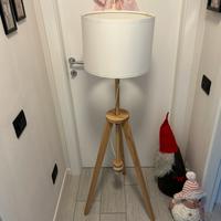 Lampada da terra in legno e paralume bianco