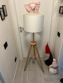 Lampada da terra in legno e paralume bianco