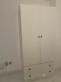 Armadio , rete e materasso  e tavolo  con sedie
