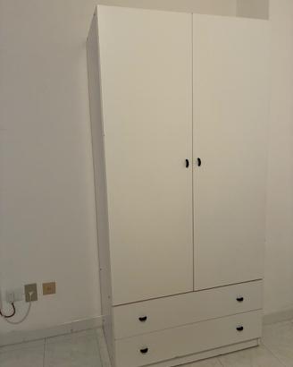Armadio , rete e materasso  e tavolo  con sedie